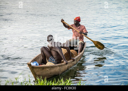 Fischer im Boot auf dem Fluss Nil, Jinja, Uganda, Ostafrika Stockfoto