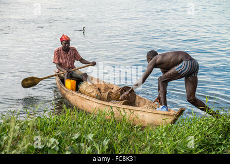 Fischer im Boot auf dem Fluss Nil, Jinja, Uganda, Ostafrika Stockfoto