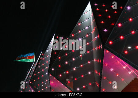 Einen Überblick über die Außenseite des Crystal Hall in der Nacht, mit der Flagge des Platzes der Staatsflagge im Hintergrund. Baku2015. 1. Europäische Spiele. Baku. Aserbaidschan. 17.06.2015. Stockfoto