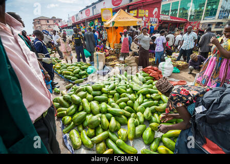 Straßenszene auf einem Markt in Kampala, Uganda Stockfoto