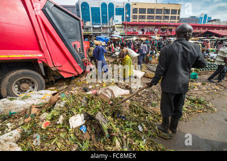 Straßenszene auf einem Markt in Kampala, Uganda Stockfoto