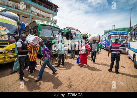 Straßenszene in der Qualicell Bus Terminal, Kampala, Uganda, Afrika Stockfoto