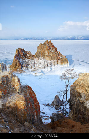 Rock Schamanka am Kap Burchan auf Olchon-Insel im sibirischen Baikalsee im winter Stockfoto