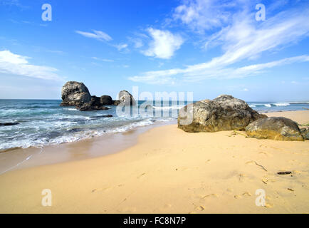 Großen Steinen im Meer und an einem Strand von Sri Lanka Stockfoto