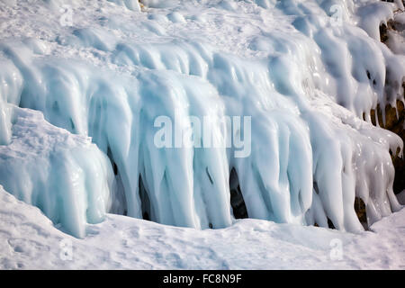 Über Felsen Mauer am Baikal-See im Winter Eis Stockfoto