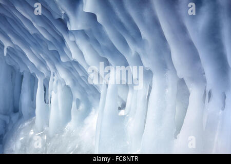 Eiszapfen an der Wand der Eishöhle Stockfoto