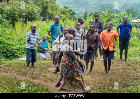 Eine Gruppe von einheimischen Kindern durchführen traditionellen Tanz im Bwindi Nationalpark, Uganda, Afrika Stockfoto