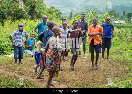 Eine Gruppe von einheimischen Kindern durchführen traditionellen Tanz im Bwindi Nationalpark, Uganda, Afrika Stockfoto