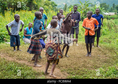 Eine Gruppe von einheimischen Kindern durchführen traditionellen Tanz im Bwindi Nationalpark, Uganda, Afrika Stockfoto