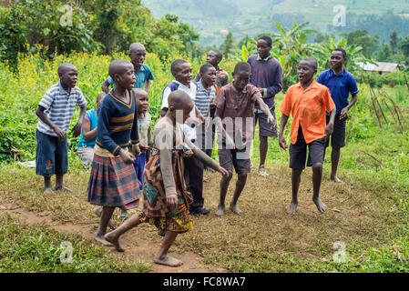 Eine Gruppe von einheimischen Kindern durchführen traditionellen Tanz im Bwindi Nationalpark, Uganda, Afrika Stockfoto