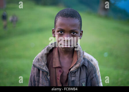 Bildnis eines Knaben in Uganda, Bwindi Impenetrable Nationalpark, Afrika Stockfoto