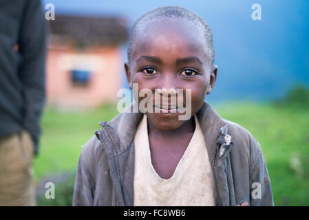 Bildnis eines Knaben in Uganda, Bwindi Impenetrable Nationalpark, Afrika Stockfoto