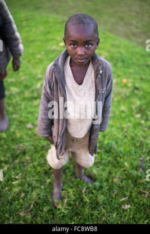 Bildnis eines Knaben in Uganda, Bwindi Impenetrable Nationalpark, Afrika Stockfoto