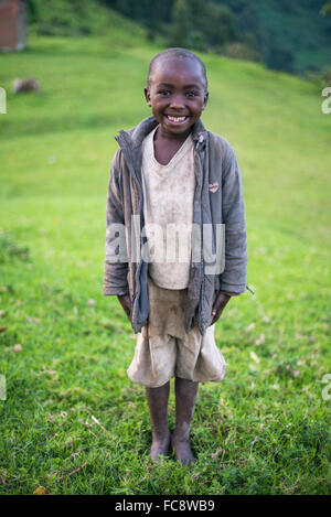 Bildnis eines Knaben in Uganda, Bwindi Impenetrable Nationalpark, Afrika Stockfoto