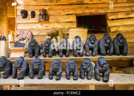 Kunsthandwerk zum Verkauf als Andenken, Buhoma, Bwindi Impenetrable National Park, Uganda Stockfoto