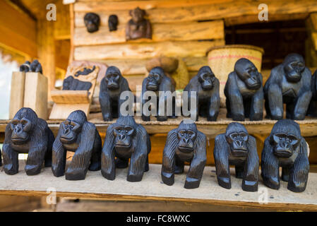 Kunsthandwerk zum Verkauf als Andenken, Buhoma, Bwindi Impenetrable National Park, Uganda Stockfoto
