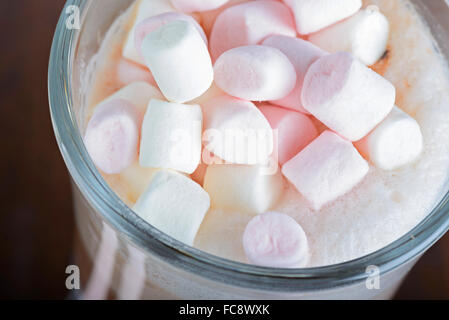 Nahaufnahme von Marshmallows in heiße Schokolade Stockfoto
