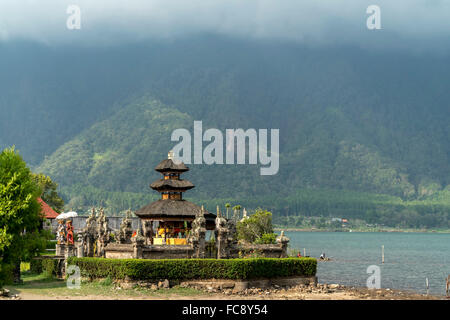 die großen Shivaite und Wasser-Tempel Pura Ulun Danu Bratan am Ufer des Lake Bratan, Bedugul, Bali, Indonesien Stockfoto