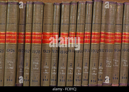 Eine Reihe von Büchern der Kanzlei von 1926 bis 1935, die in Leder gebunden waren, reihte sich in einem Bücherregal auf. Stockfoto