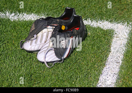 Paar Adidas Fußball Stiefel auf dem Rasen Stockfoto