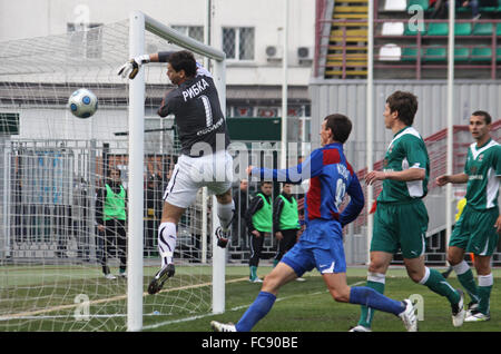 Kiew, UKRAINE - 2. April 2011: Torwart Olexandr Rybka von Obolon Kiew (L) ließ den Ball während Ukraine em Spiel gegen den FC Arsenal am 2. April 2011 in Kiew, Ukraine Stockfoto