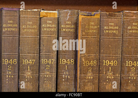 Nahaufnahme alter, abgenutzter Bände der All England Law Reports von 1946 bis 1949 mit goldenem Schriftzug auf einem Holzregal. Stockfoto