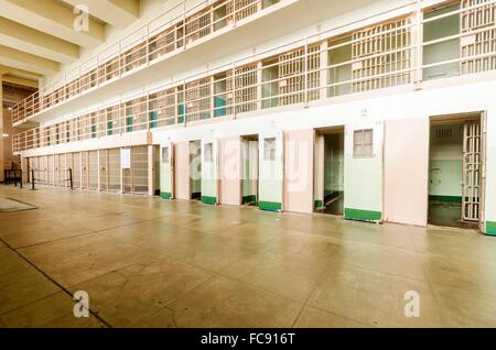 Die Gefängniszellen im Inneren des Cellhouse auf Alcatraz Gefängnis-Insel, heute ein Museum, in San Francisco, Kalifornien, USA. Ein Blick auf Stockfoto