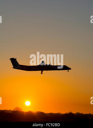 Flybe Dash 8 Flugzeuge landen bei Sonnenuntergang, Flughafen Birmingham, UK (G-ECOA) Stockfoto