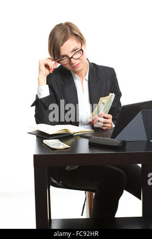 Mädchen will budget. Dollar, sagte. Sie zählt Geld am Tisch Stockfoto