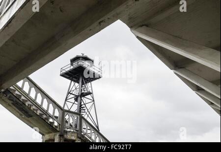 Die alte Garde Turm auf der Insel Alcatraz Gefängnis, heute ein Museum, in San Francisco, Kalifornien, USA. Ein Blick auf den Wachturm ein Stockfoto