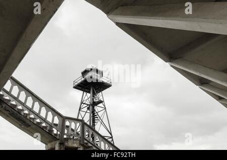 Die alte Garde Turm auf der Insel Alcatraz Gefängnis, heute ein Museum, in San Francisco, Kalifornien, USA. Ein Blick auf den Wachturm ein Stockfoto