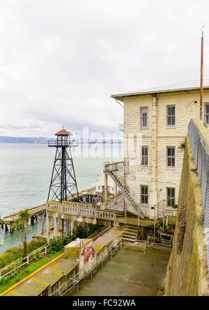 Die alte Garde Turm auf der Insel Alcatraz Gefängnis, heute ein Museum, in San Francisco, Kalifornien, USA. Eine Ansicht des Wachturms Stockfoto