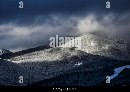 Traumhafte Winterlandschaft in den Bergen Stockfoto