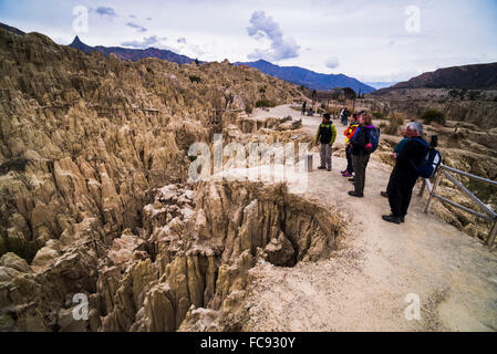 Touristen im Valle De La Luna (Tal des Mondes), La Paz, La Paz Department, Bolivien, Südamerika Stockfoto