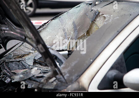 London, UK, 21. Januar 2016. Ein Ford-Auto Feuer fing außerhalb Tesco Express auf Holz grün High Road am frühen Morgen.  Rauch immer noch obwohl der verbrannten Motor und die Schriftart des Autos. Polizei abgesperrt das ausgebrannte Auto mit Polizei Klebeband. Bildnachweis: Dinendra Haria/Alamy Live-Nachrichten Stockfoto