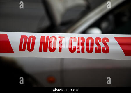 London, UK, 21. Januar 2016. Ein Ford-Auto Feuer fing außerhalb Tesco Express auf Holz grün High Road am frühen Morgen.  Rauch immer noch obwohl der verbrannten Motor und die Schriftart des Autos. Polizei abgesperrt das ausgebrannte Auto mit Polizei Klebeband. Bildnachweis: Dinendra Haria/Alamy Live-Nachrichten Stockfoto