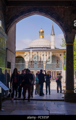 Touristen, die Besichtigung Topkapi-Palast, UNESCO-Weltkulturerbe, Istanbul, Türkei, Europa Stockfoto