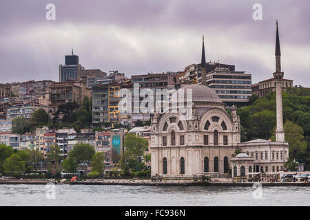 Moschee am Ufer des Bosporus, Istanbul, Türkei, Europa Stockfoto