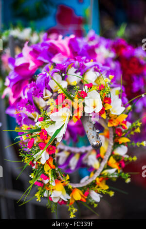 Lei (Halskette Blumen) zum Verkauf an Rarotonga Samstagsmarkt (Punanga Nui), Stadt Avarua, Cookinseln Stockfoto