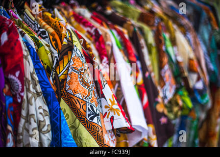 Hawaiian Shirts für Verkauf auf Rarotonga Samstagsmarkt (Punanga Nui), Avarua Stadt, Cook-Inseln, South Pacific, Pazifik Stockfoto