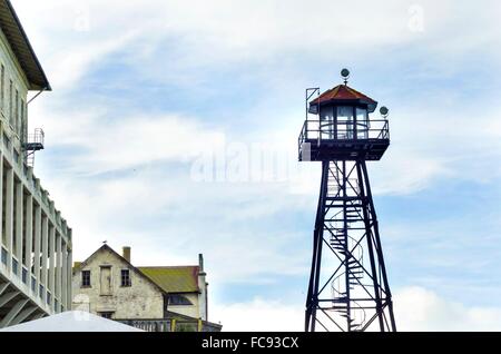 Die alte Garde Turm auf der Insel Alcatraz Gefängnis, heute ein Museum, in San Francisco, Kalifornien, USA. Eine Ansicht des Wachturms Stockfoto