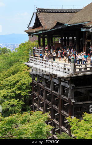 Haupthalle, beschäftigt Hang Veranda mit riesigen hölzernen Säulen, Kiyomizu-Dera-Tempel in Sommer, südlichen Higashiyama, Kyoto, Japan Stockfoto