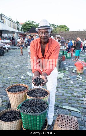 Ein Mann verkauft Acai Beeren am Morgenmarkt, Belem, Para, Brasilien, Südamerika Stockfoto