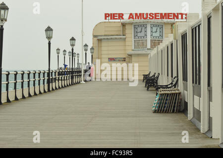 Bild von Worthing Pier, an der Promenade früh im Jahr 2015 getroffen. Stockfoto