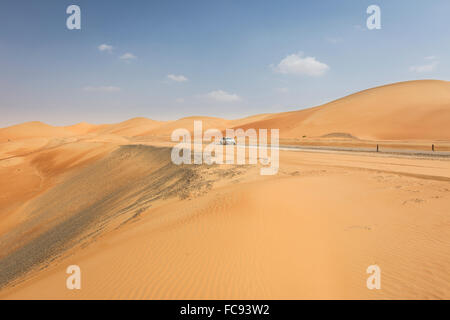 Weg zum Qasr Al Sarab Desert Resort by Anantara, hohe Sanddünen, Al Gharbia Rub' al Khali oder Khali Stockfoto