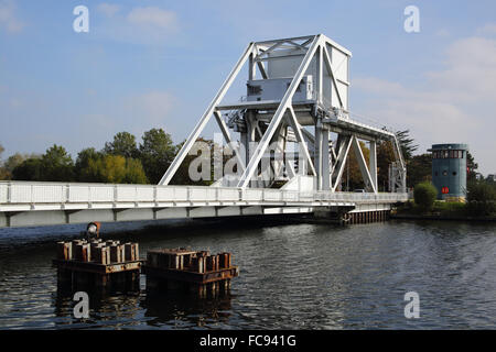 Replik der ursprünglichen historischen 1934 Pegasus-Brücke über Caen-Kanal, Baujahr 1994, Normandie, Frankreich Stockfoto