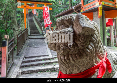 Stein Skulptur, Fushimi Inari-Taisha, Shinto-Schrein und Zinnober Torii-Tore in bewaldeten Wald, Mount Inari, Kyoto, Japan, Asien Stockfoto