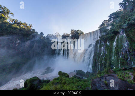 Ein Blick von der unteren Spur, Iguazu Falls National Park, UNESCO-Weltkulturerbe, Misiones, Argentinien, Südamerika Stockfoto