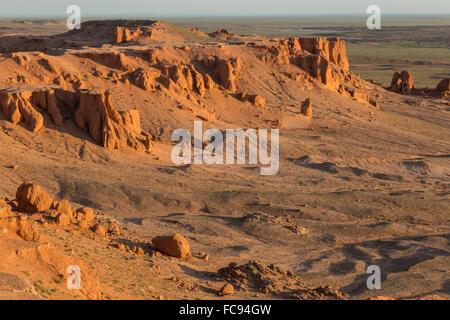 Sunrise, Flaming Cliffs, Bereich der Knochen und Ei Fossilien von Dinosauriern, Gurvan Saikhan Nationalpark, Bayanzag, Wüste Gobi, Mongolei Stockfoto