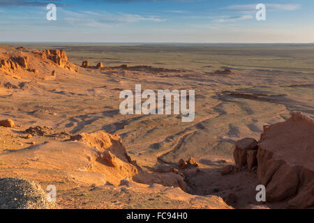 Sunrise, Flaming Cliffs, Bereich der Knochen und Ei Fossilien von Dinosauriern, Gurvan Saikhan Nationalpark, Bayanzag, Wüste Gobi, Mongolei Stockfoto